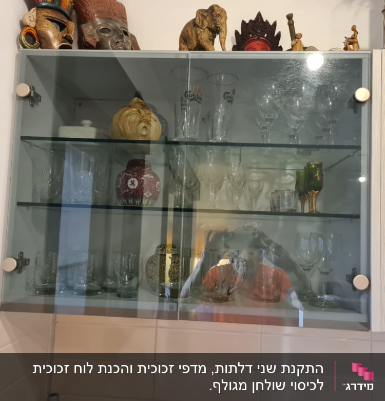 ארון זכוכית עם כוסות יין ושתייה שונות